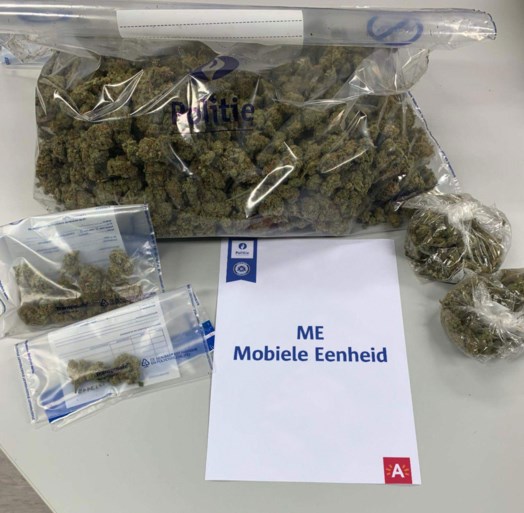 Vluchtende bestuurder gooit meer dan kilo cannabis uit auto