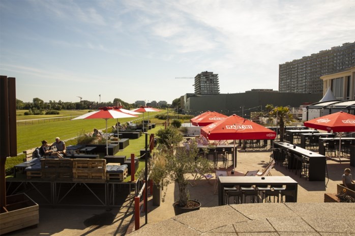 Met een uitstekende ligging en het zicht op de antwerpse skyline, maakt van skybar antwerp de gedroomde eventlocatie. Strandbar Antwerpen : De Grote Zomerbartest: Bagatelle Summer Bar in Oostende ...