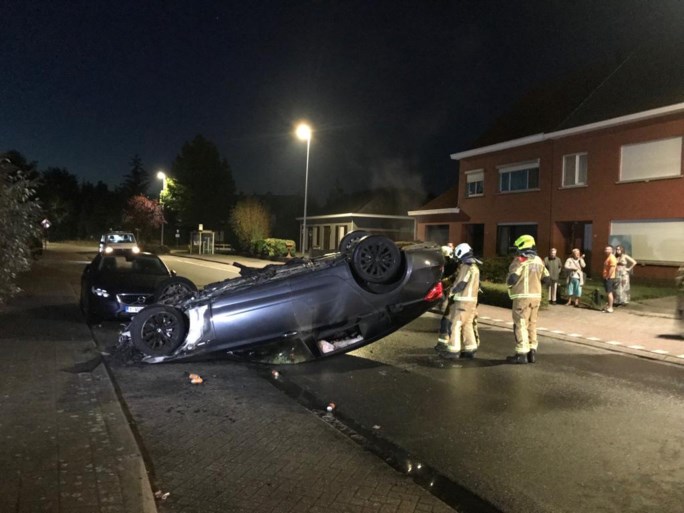 Auto over de kop en in brand in dorpscentrum Emblem