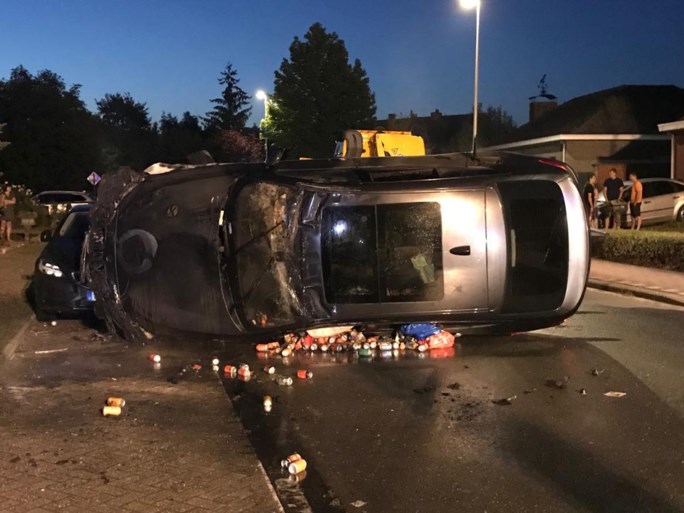 Auto over de kop en in brand in dorpscentrum Emblem