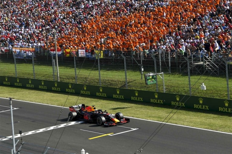 Lewis Hamilton wint Grote Prijs van Hongarije na titanenstrijd met Max Verstappen