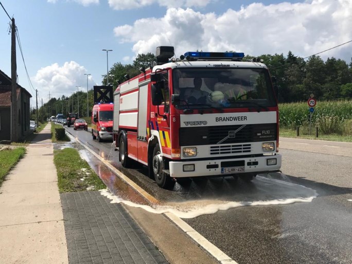 Verkeershinder in Zandhoven door smurrie die uit vrachtwagen lekt