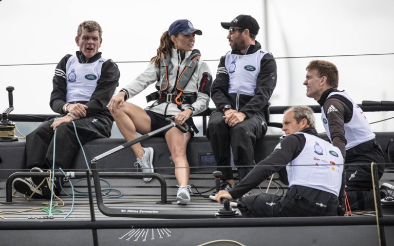 ROYALS. Kate Middleton kiest voor verrassende outfit. En gaat prins Charles acteren?