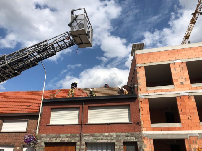 Stuk nieuwbouw waait om door hevige wind in Aartselaar