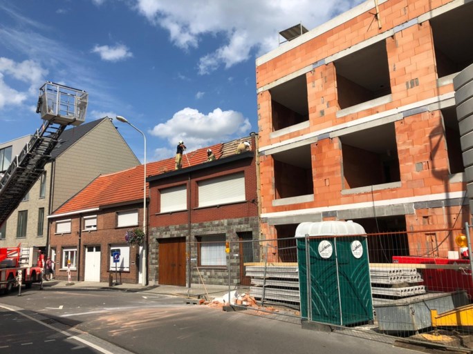 Stuk nieuwbouw waait om door hevige wind in Aartselaar