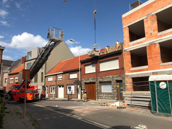 Stuk nieuwbouw waait om door hevige wind in Aartselaar