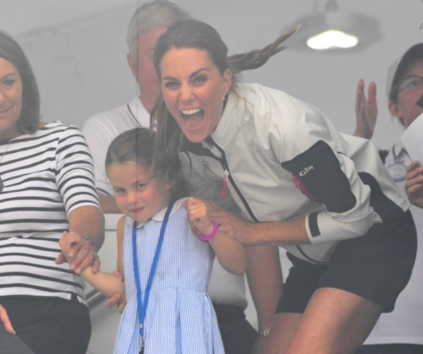 “Ondeugend? Onbeschoft, ja!”: negatieve reacties nadat prinses Charlotte haar tong uitsteekt naar publiek en pers
