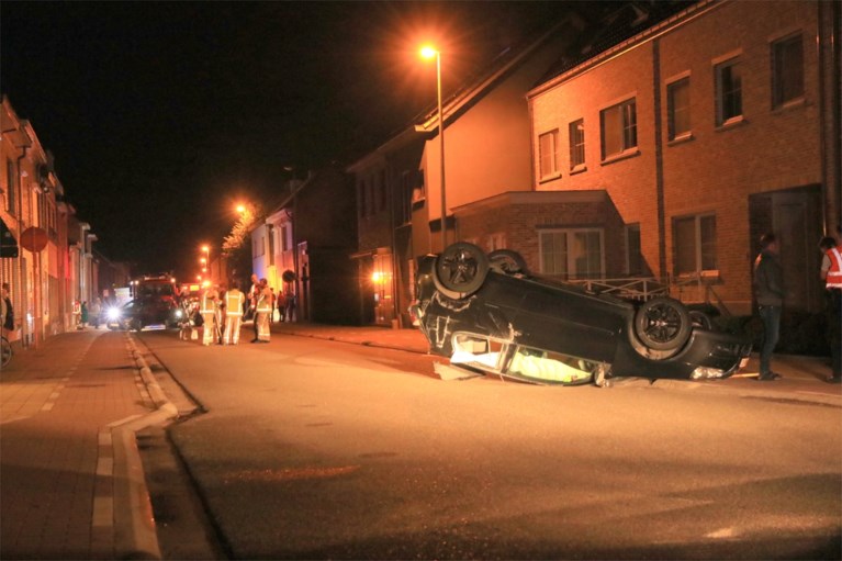 Bestuurder over de kop na klap tegen geparkeerde auto