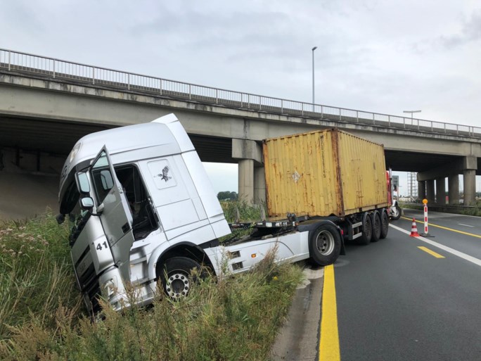 Vrachtwagen in gracht na ongeval in Zwijndrecht