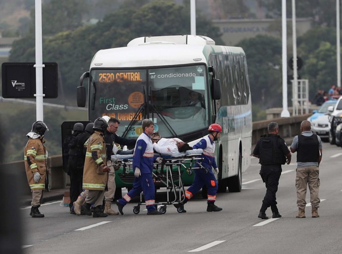 Spectaculaire beelden tonen gewapende man die 16 mensen op bus gijzelt in Rio de Janeiro