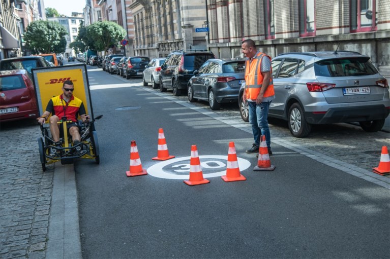 Antwerpen gaat zones 30 beter aanduiden met grondstickers