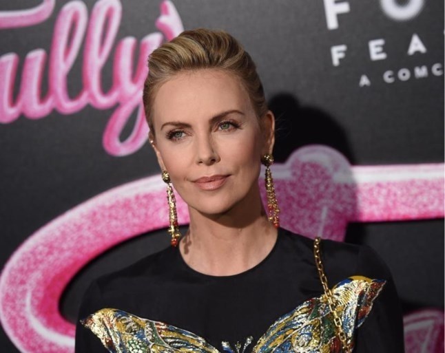 Charlize Theron amper herkenbaar in nieuwe film ‘Bombshell’: “Ik kan niet stoppen met staren”