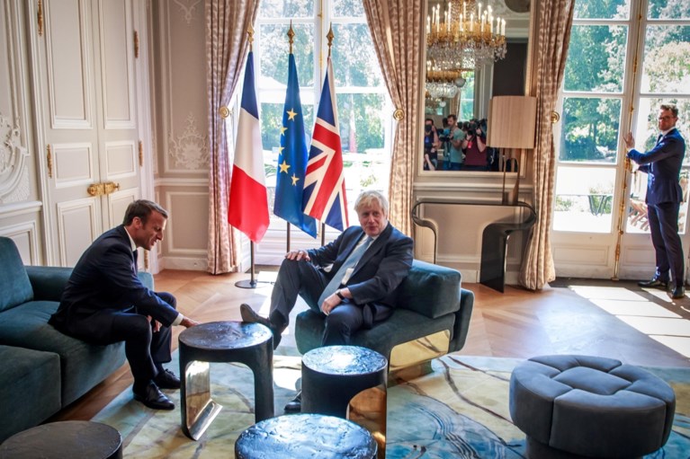 De waarheid achter de “boertige” foto van Boris Johnson tijdens gesprek met Macron