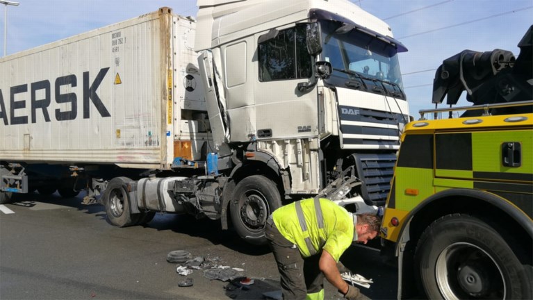Bestelwagen rijdt in op vrachtwagen: chauffeur zwaargewond, E313 weer vrij