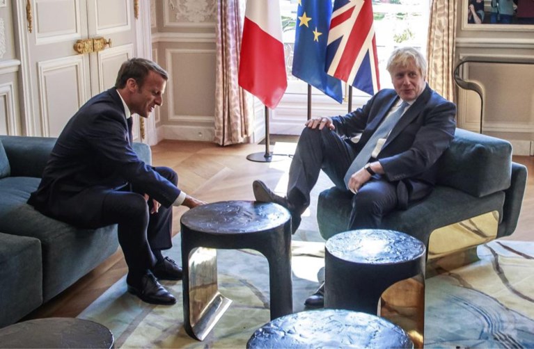 De waarheid achter de “boertige” foto van Boris Johnson tijdens gesprek met Macron