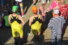 Pornoster maakt het backstage iets té bont op Kamping Kitsch, zes festivalgangers in de cel