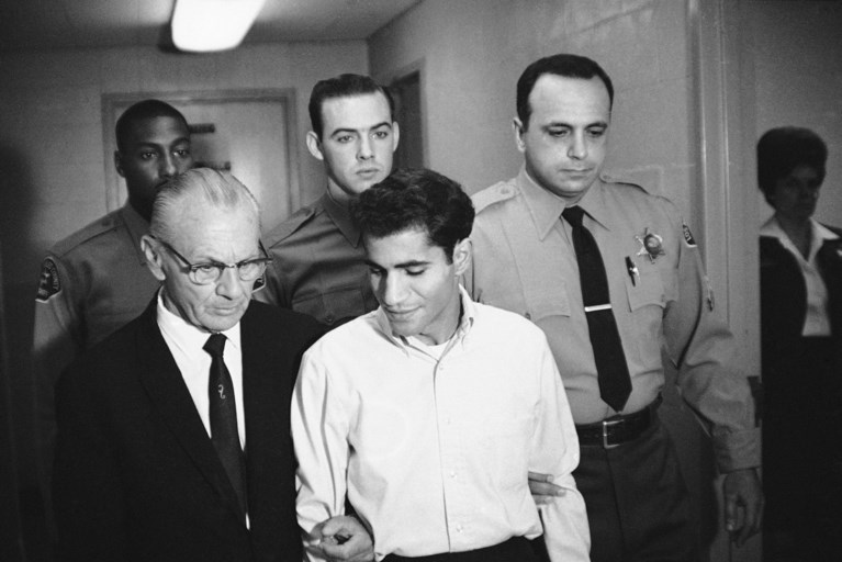 Moordenaar Robert Kennedy neergestoken in gevangenis