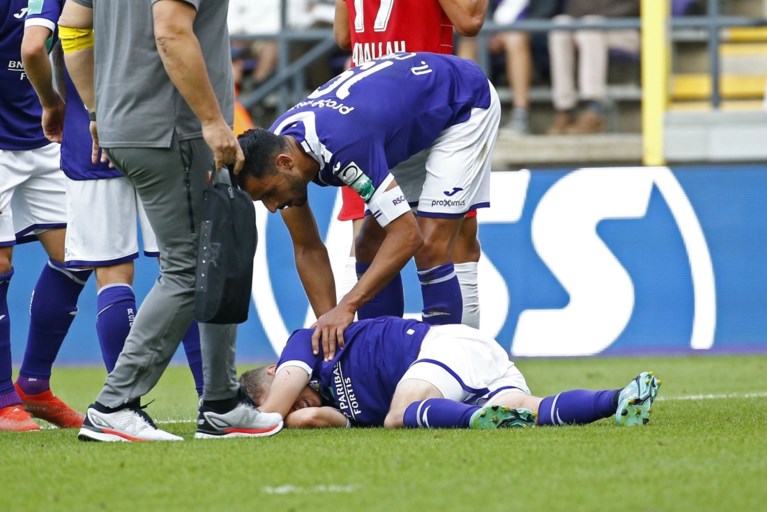 Onverantwoord: zowel bij Club Brugge als bij Anderlecht wordt speler met hoofdblessure pas minuten later gewisseld