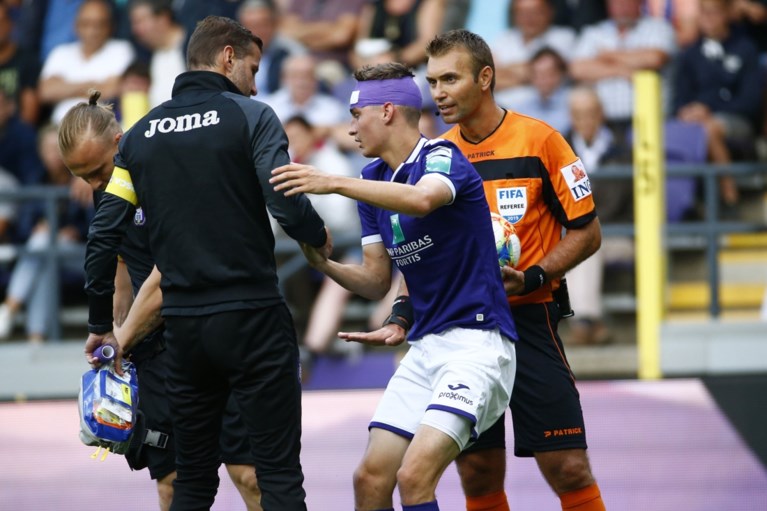 Onverantwoord: zowel bij Club Brugge als bij Anderlecht wordt speler met hoofdblessure pas minuten later gewisseld