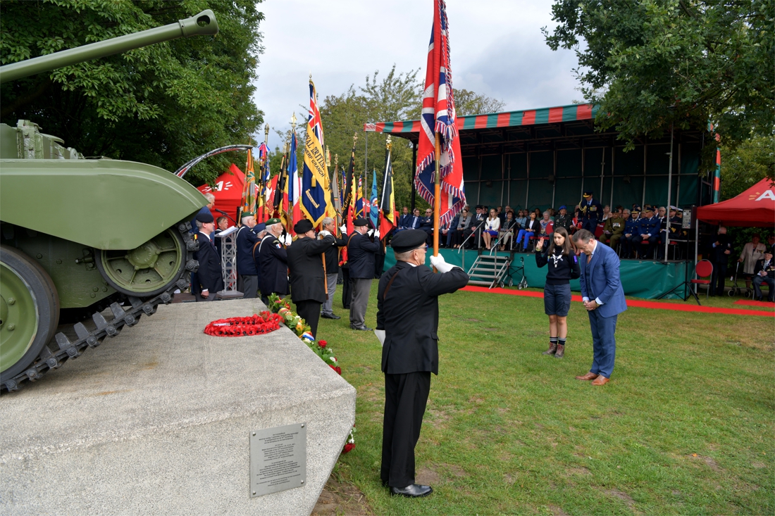 Royal British Legion herdenkt bevrijding aan Cromwellmonume