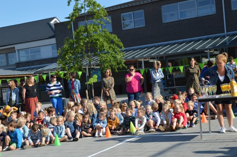 Klaproosschool in één klap van grijs naar groen met speelheuvel en durfpad