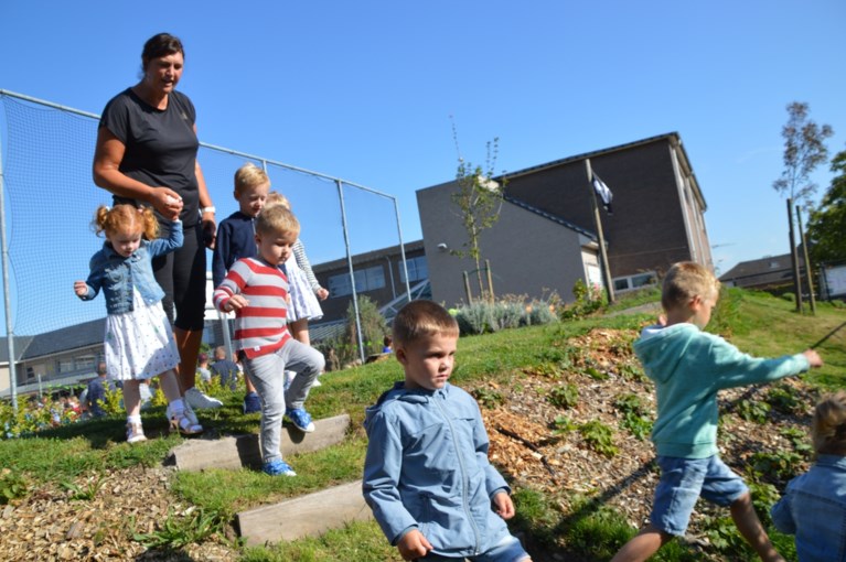 Klaproosschool in één klap van grijs naar groen met speelheuvel en durfpad