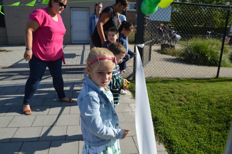 Klaproosschool in één klap van grijs naar groen met speelheuvel en durfpad