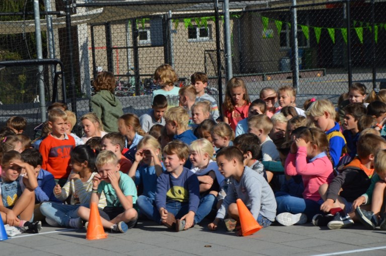 Klaproosschool in één klap van grijs naar groen met speelheuvel en durfpad