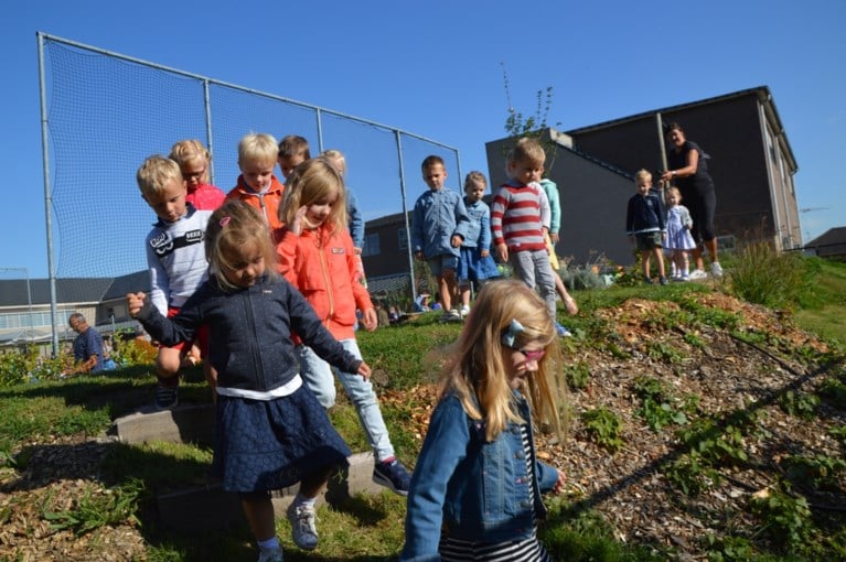 Klaproosschool in één klap van grijs naar groen met speelheuvel en durfpad