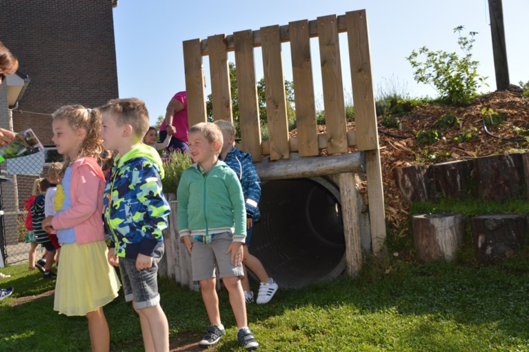 Klaproosschool in één klap van grijs naar groen met speelheuvel en durfpad