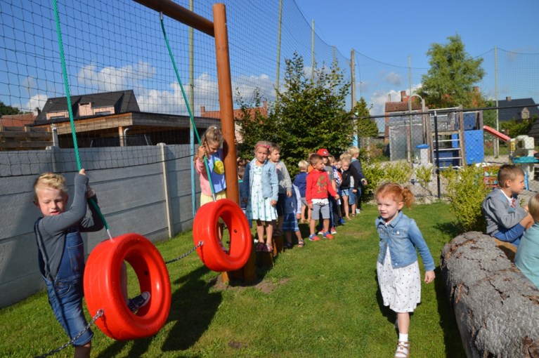 Klaproosschool in één klap van grijs naar groen met speelheuvel en durfpad