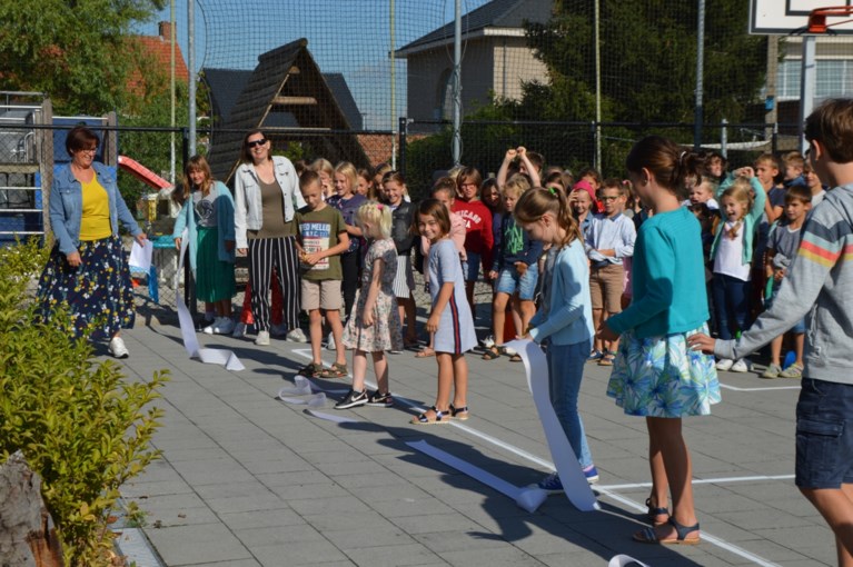 Klaproosschool in één klap van grijs naar groen met speelheuvel en durfpad