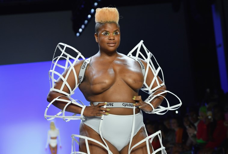 Model dat borstkanker overleefde maakt opvallend statement op modeweek in New York
