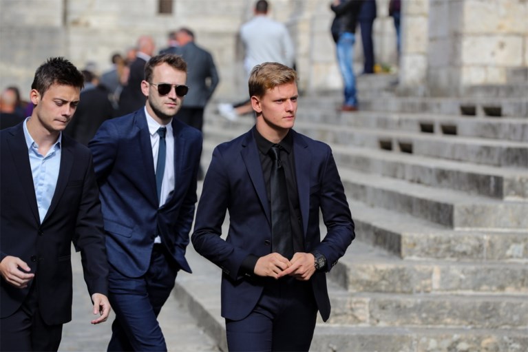 IN BEELD. Autosportwereld neemt tijdens begrafenis afscheid van verongelukte Anthoine Hubert