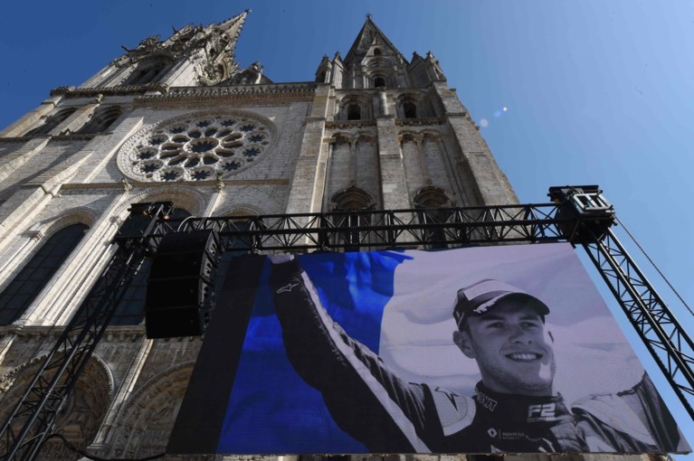 IN BEELD. Autosportwereld neemt tijdens begrafenis afscheid van verongelukte Anthoine Hubert