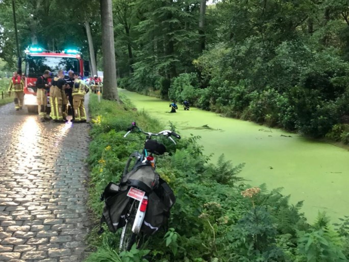 Brandweer doorzoekt gracht: duikers halen er fiets uit