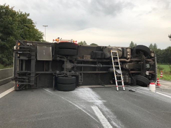 E34 opnieuw vrijgegeven, gekantelde vrachtwagen getakeld