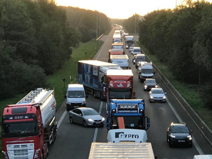 E34 opnieuw vrijgegeven, gekantelde vrachtwagen getakeld