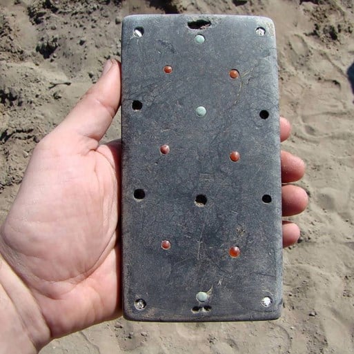 Archeologen vinden eeuwenoud skelet dat begraven werd met ‘2.100 jaar oude iPhone’