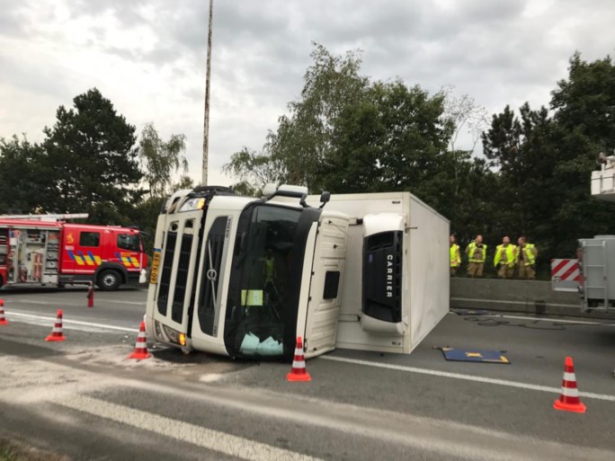 E34 opnieuw vrijgegeven, gekantelde vrachtwagen getakeld