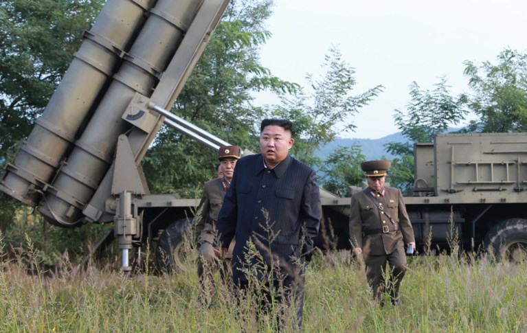 Noord-Koreaanse leider Kim leidt test “supergrote raketwerper”