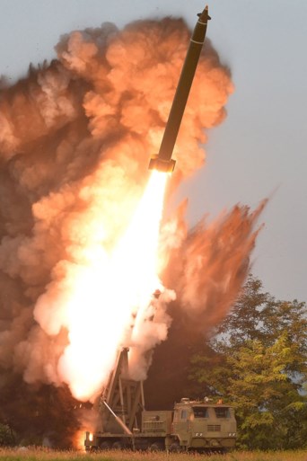 Noord-Koreaanse leider Kim leidt test “supergrote raketwerper”