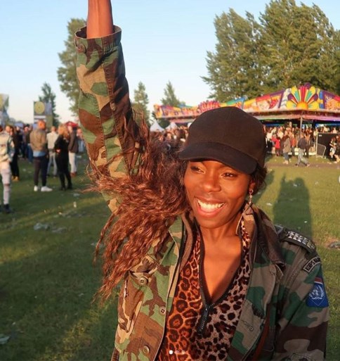 Nederlandse actrice die met drugs betrapt werd op Tomorrowland mag gevangenis verlaten