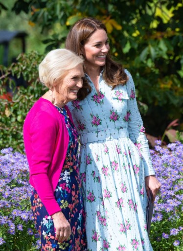 ROYALS. Kate Middleton toont zich van haar liefste kant. En prins Harry is een snoeper