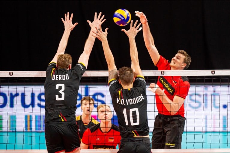 Red Dragons stunten op EK volleybal met zege tegen Duitsland en doen mee voor groepswinst