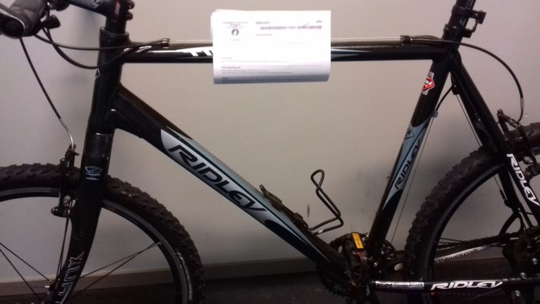 Politie betrapt fietsendief op heterdaad en treft grote buit aan bij huiszoeking