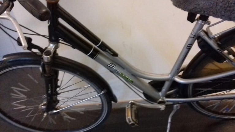 Politie betrapt fietsendief op heterdaad en treft grote buit aan bij huiszoeking
