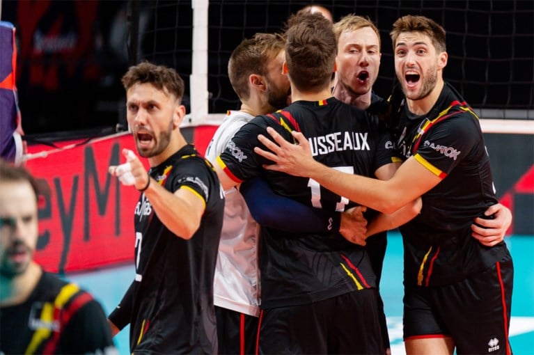 Red Dragons stunten op EK volleybal met zege tegen Duitsland en doen mee voor groepswinst