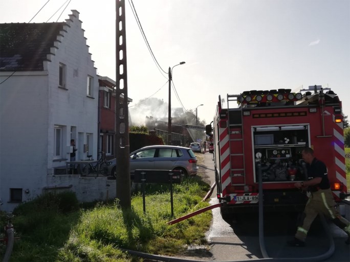 Uitslaande brand in woning: drie personen overgebracht naar ziekenhuis