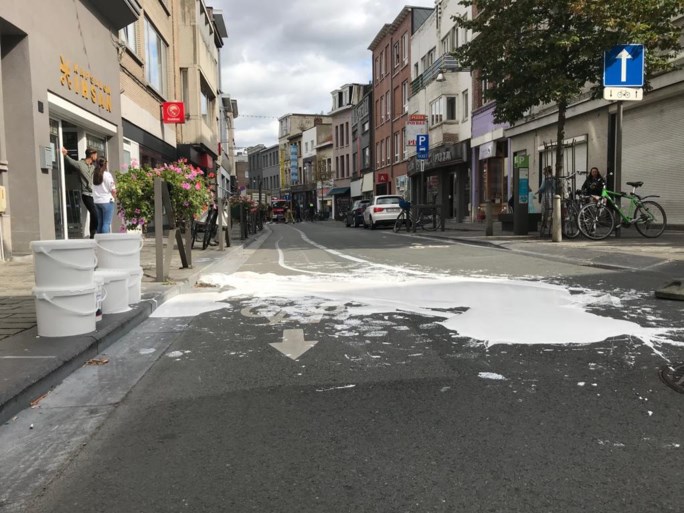 Brandweer moet grote plas witte verf opruimen in Driekoningenstraat